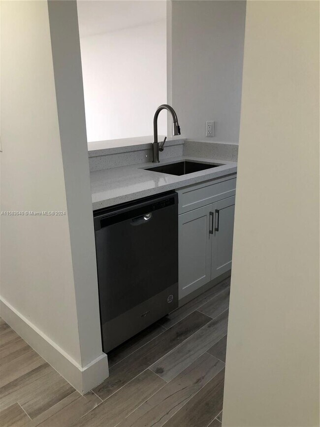 Foto del edificio - 555 NE 15th St