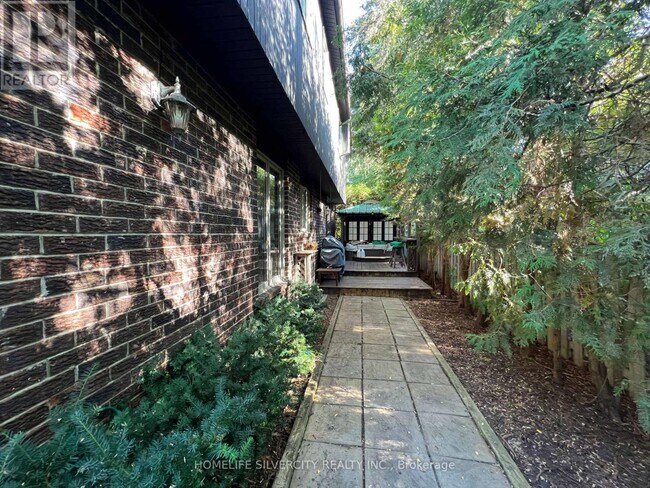 Photo du bâtiment - 1810 Harkiss Rd