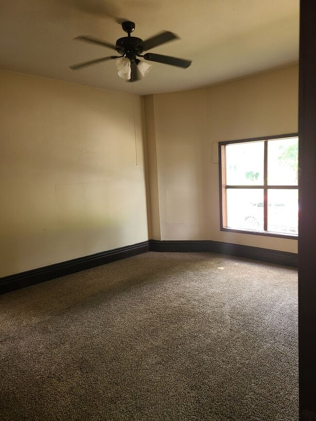 Building Photo - 5 Bed/ 2 bath house