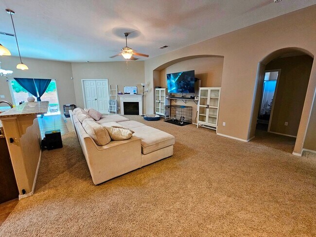 Foto del edificio - Spacious Golf Course Area Home with 4 Bedr...