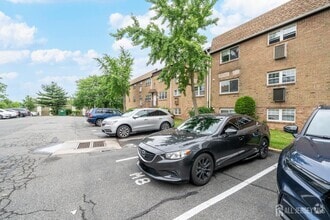 Building Photo - 392 College Dr