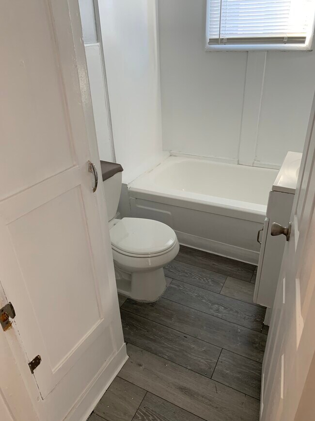 Bathroom - 4106 Post Rd