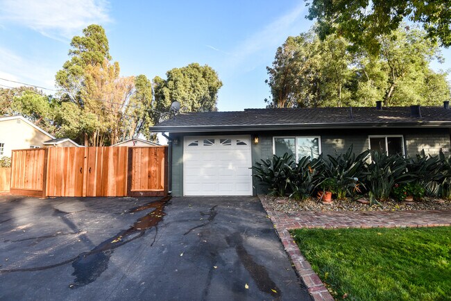 Foto del edificio - 4132 Hidden Valley Ln
