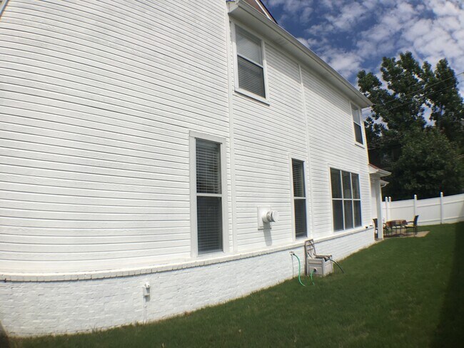 Foto del edificio - RARE HUGE fenced yard. Pets are allowed.