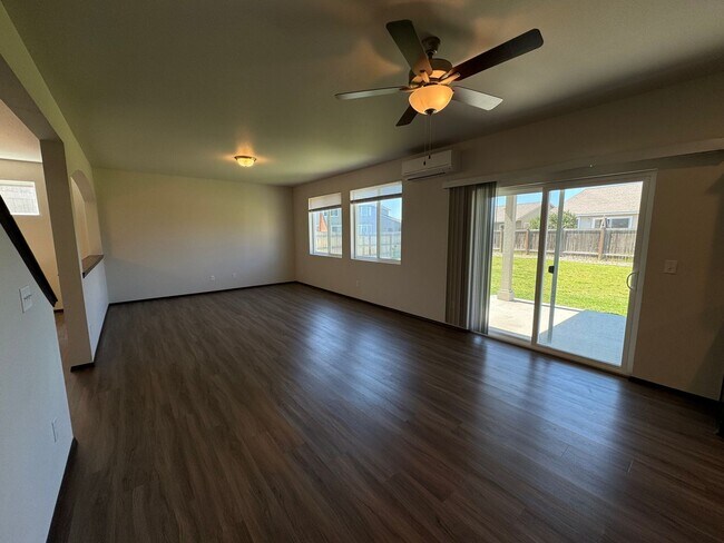 Foto del edificio - Newer, Spacious 5 Bedroom 3 Bed House!