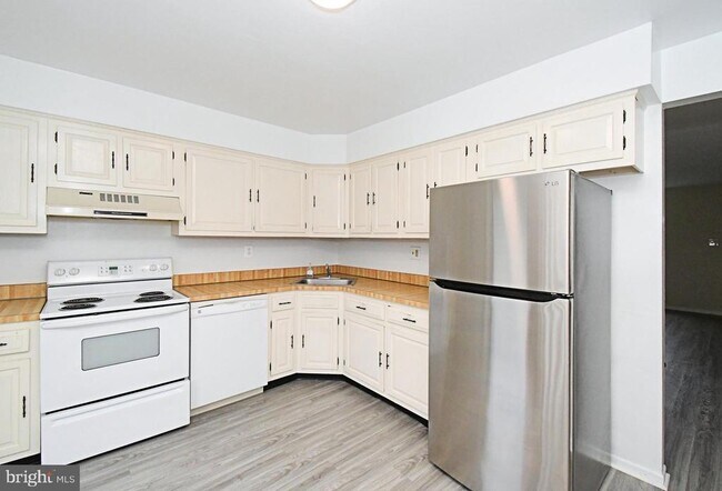 Foto del edificio - 592 Wrensong Rd