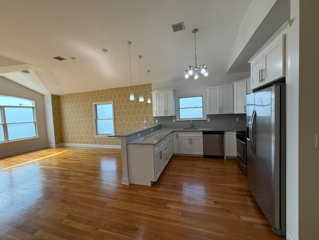 Building Photo - 398 Cator Ave