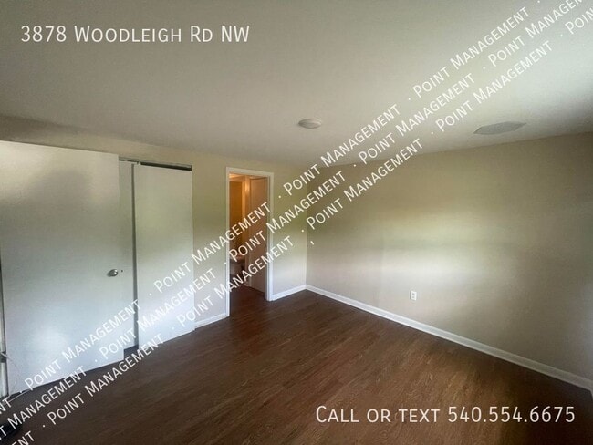Foto del edificio - 3878 Woodleigh Rd NW