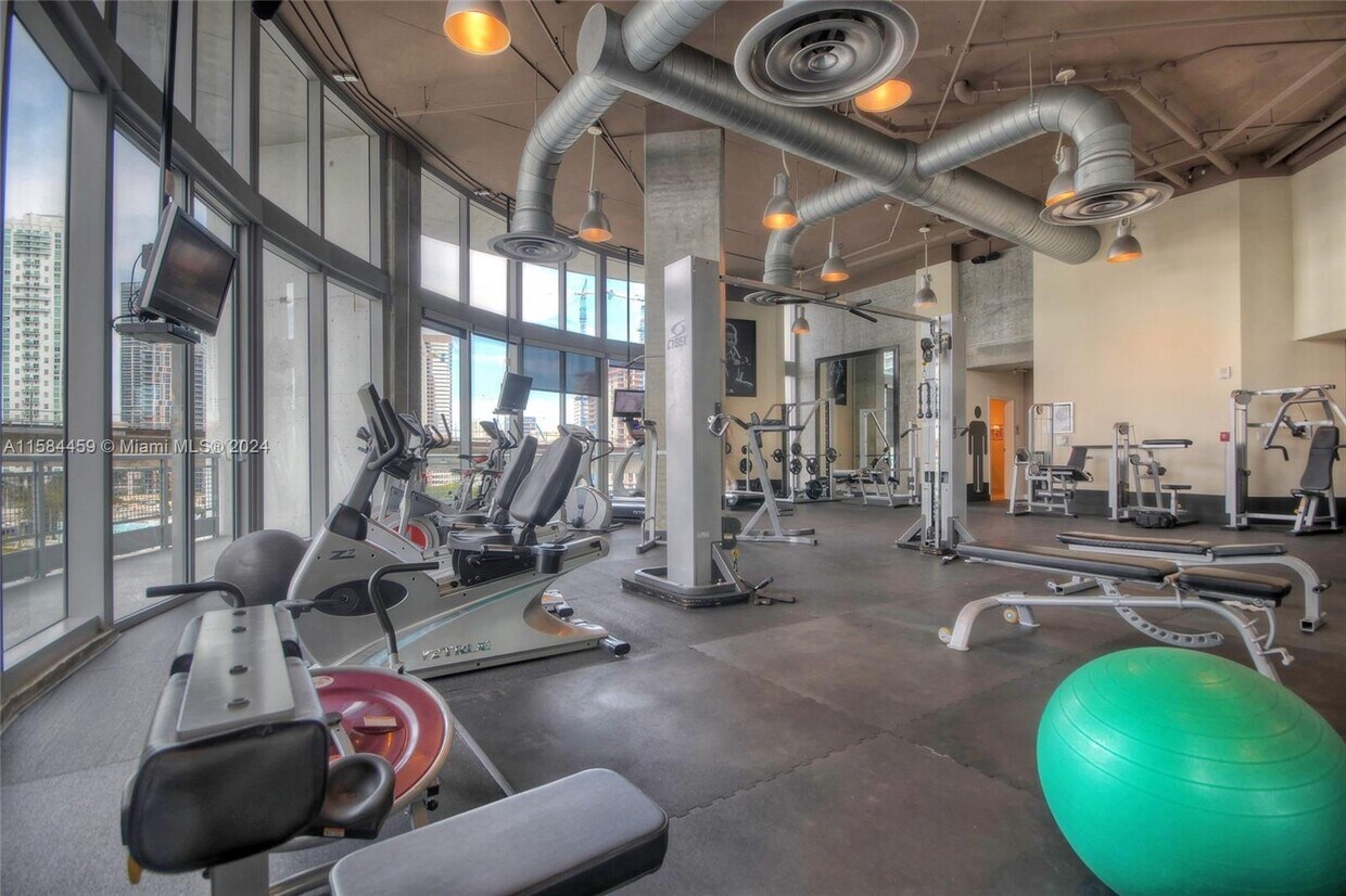 Foto del edificio - 690 SW 1st Ct
