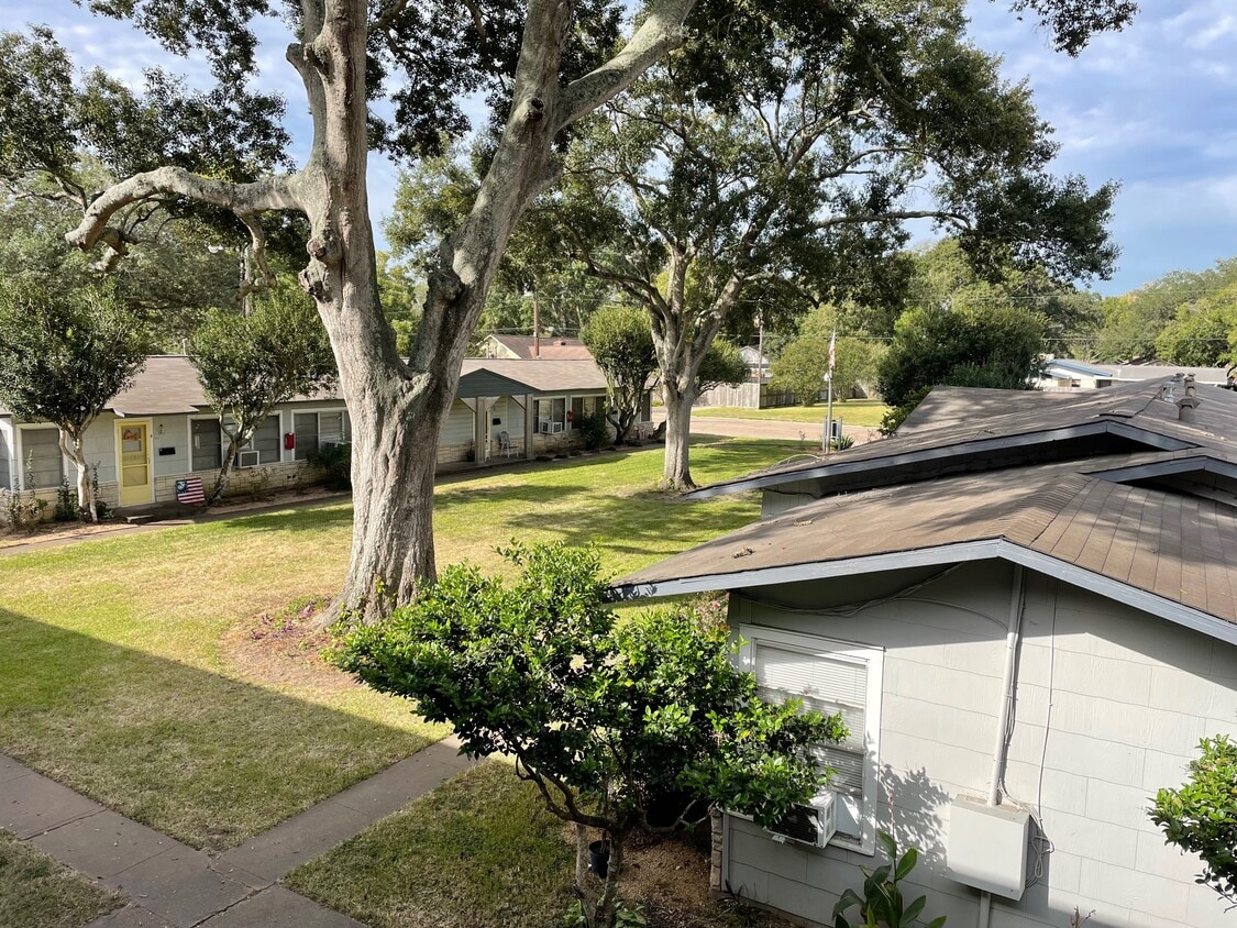 1301 S Hood St Unit 14, Alvin, TX 77511 Apartments in Alvin, TX