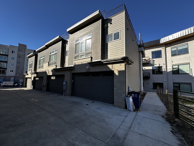 Building Photo - Spacious 3-Bed Townhouse with Finished Bas...