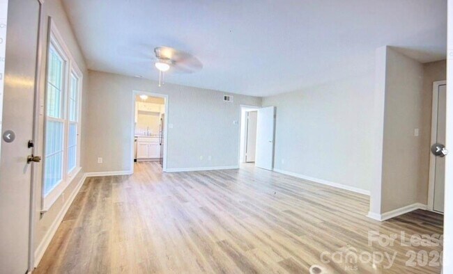 Foto del edificio - 4615 Coronado Dr