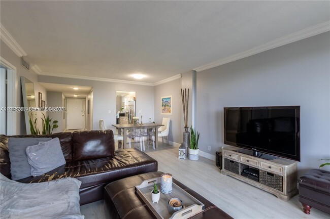 Building Photo - 250 Jacaranda Dr