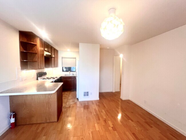 Building Photo - Great Mission Location!! Fresh 1 bedroom/1...