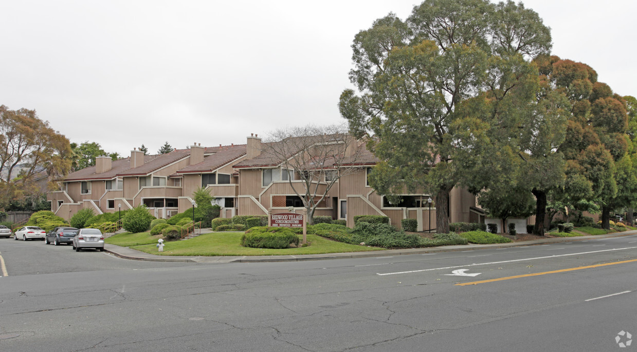 Foto del edificio - Redwood village condominiums