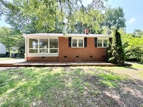 Building Photo - 505 Crestwood Dr