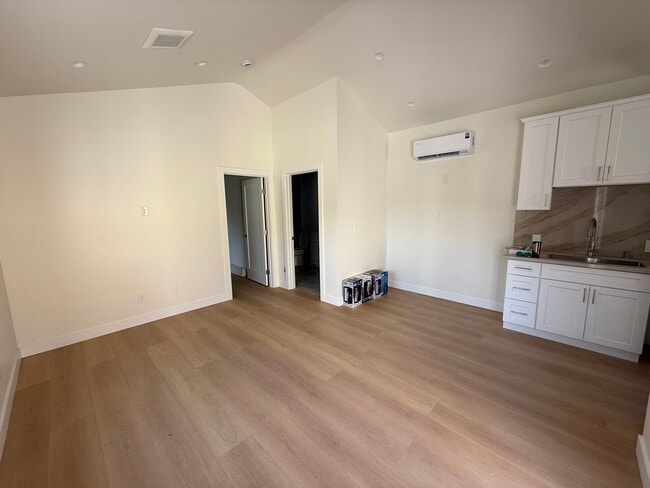 Building Photo - 4931 Placidia Ave