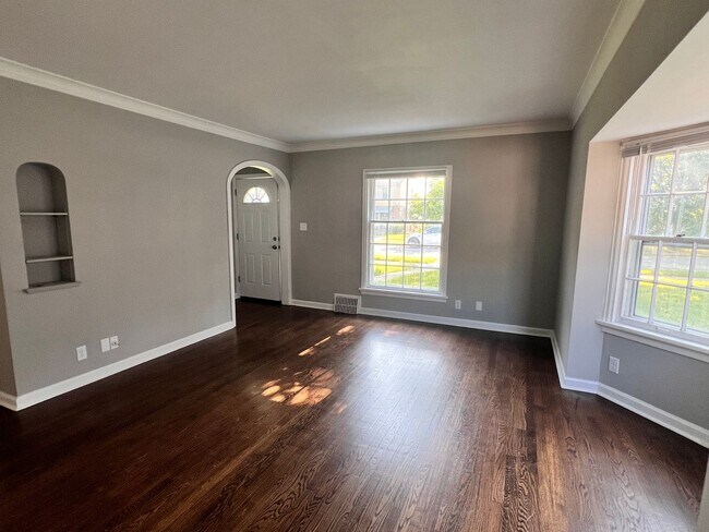 Building Photo - 3 Bedroom 1 Bathroom Single Family Available