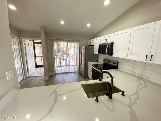 Foto del edificio - 4180 Looking Glass Ln