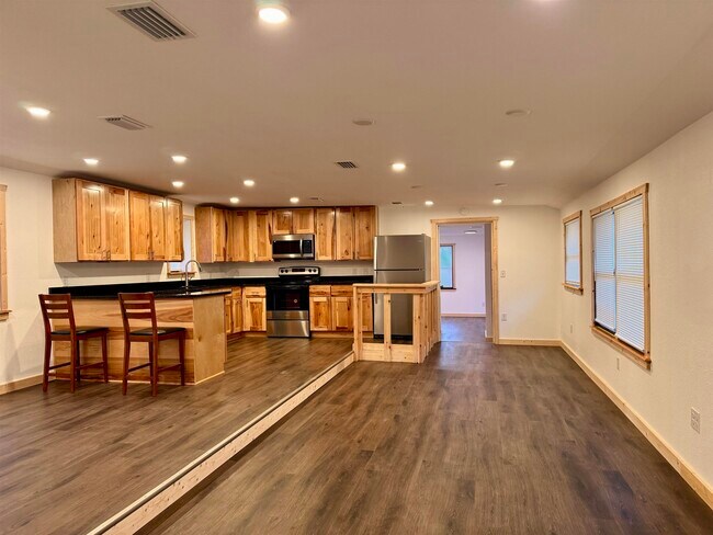 Building Photo - 1800 Kemp Rd