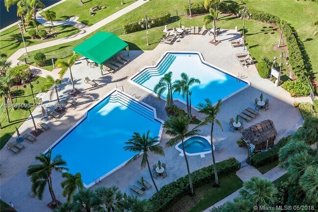 Foto del edificio - 18151 NE 31st Ct