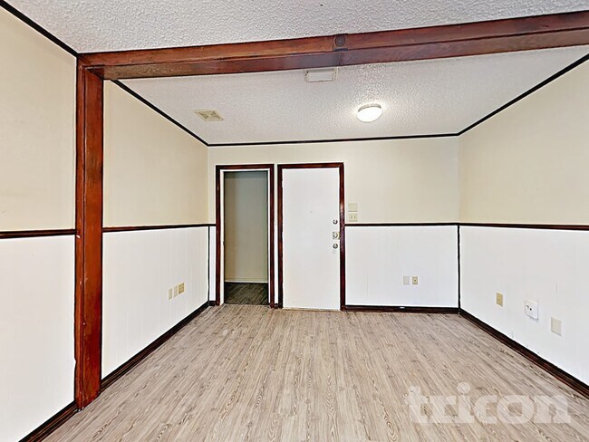 Foto del edificio - 8015 Chestnut Barr Dr