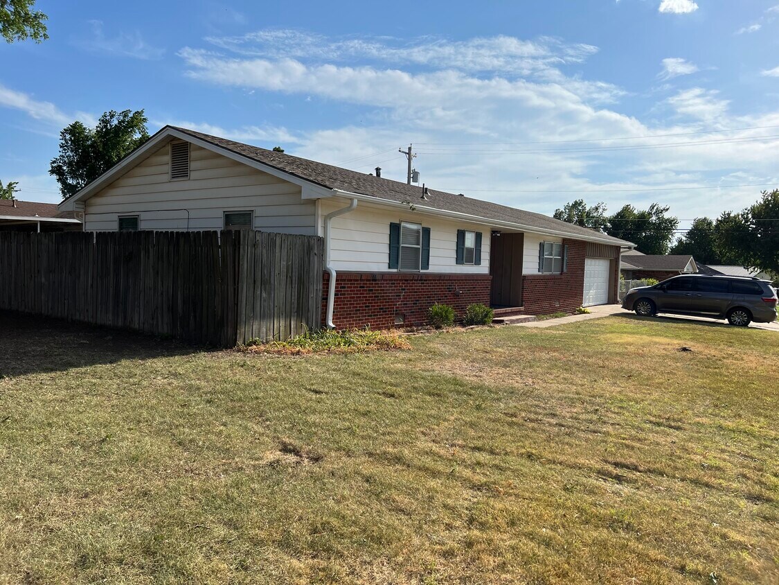 1200 W Hazel Ave, Ponca City, OK 74601 House for Rent in Ponca City