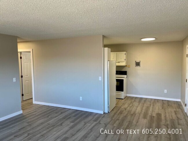 Building Photo - Newly Renovated 2 Bedroom Apartment