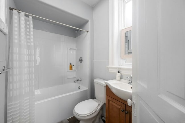 Building Photo - 4055-4057-4057 Hartford St