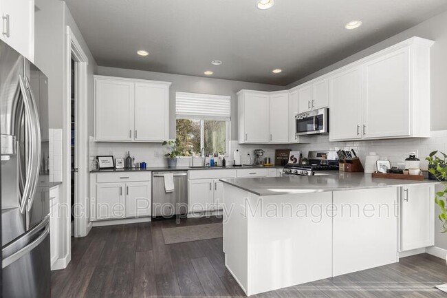Building Photo - 318 N Old Farm Ln