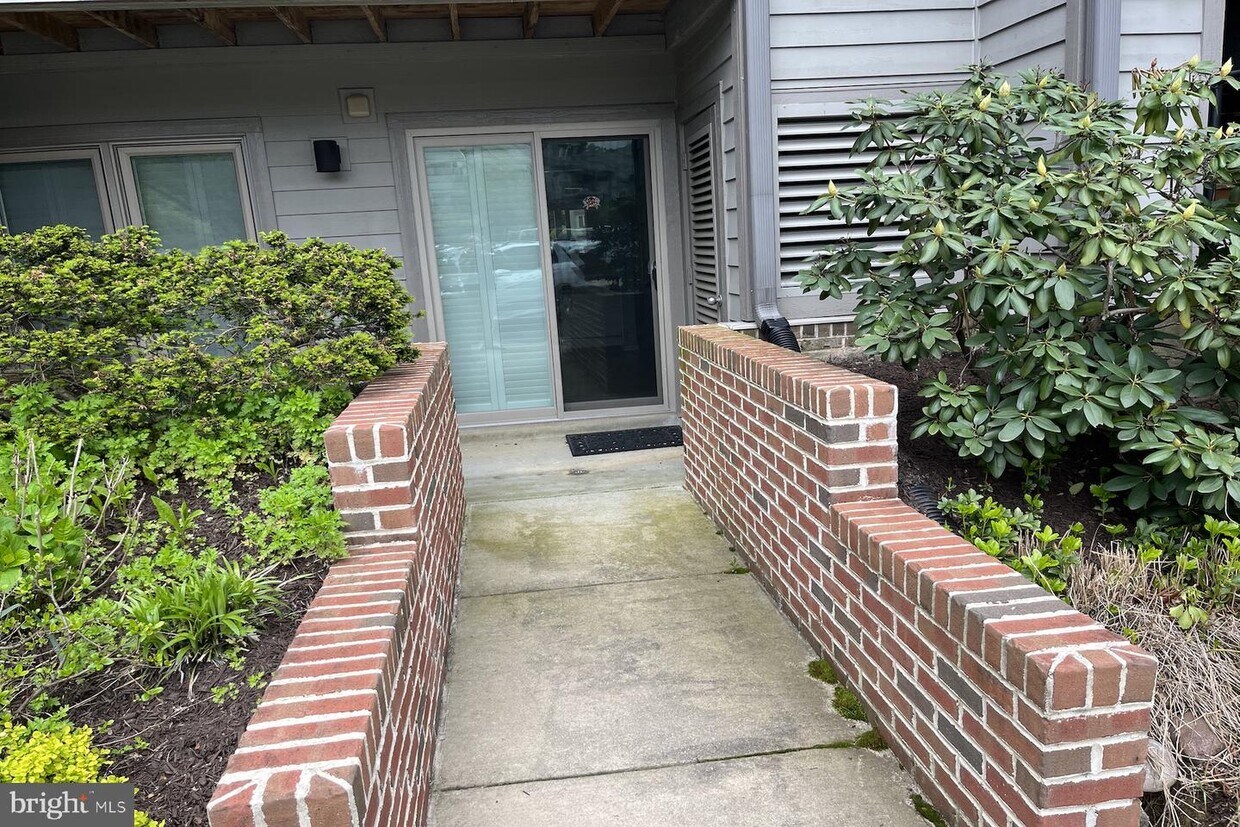 Primary Photo - 2121 Quay Village Ct