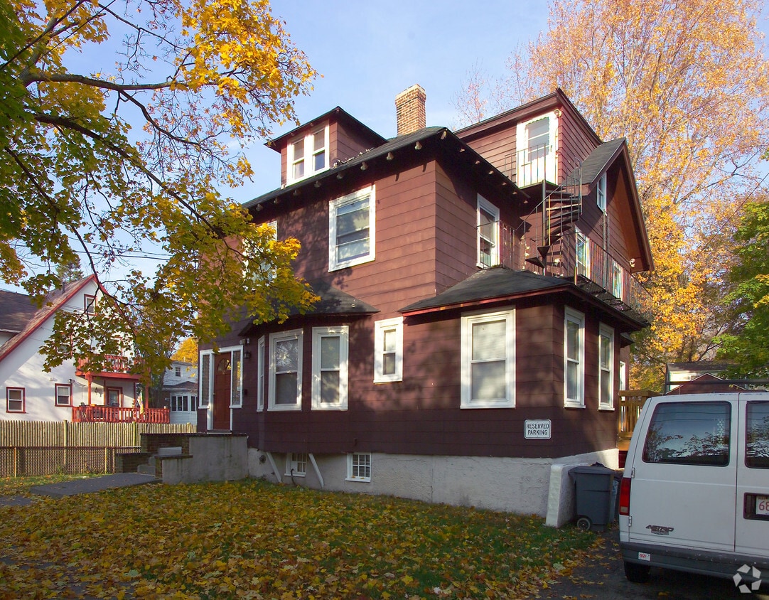 Building Photo - 10 Edgewood Cor