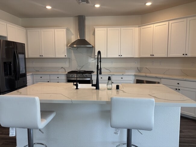 Building Photo - Beautiful 3 Bedroom 2 Bathroom Home