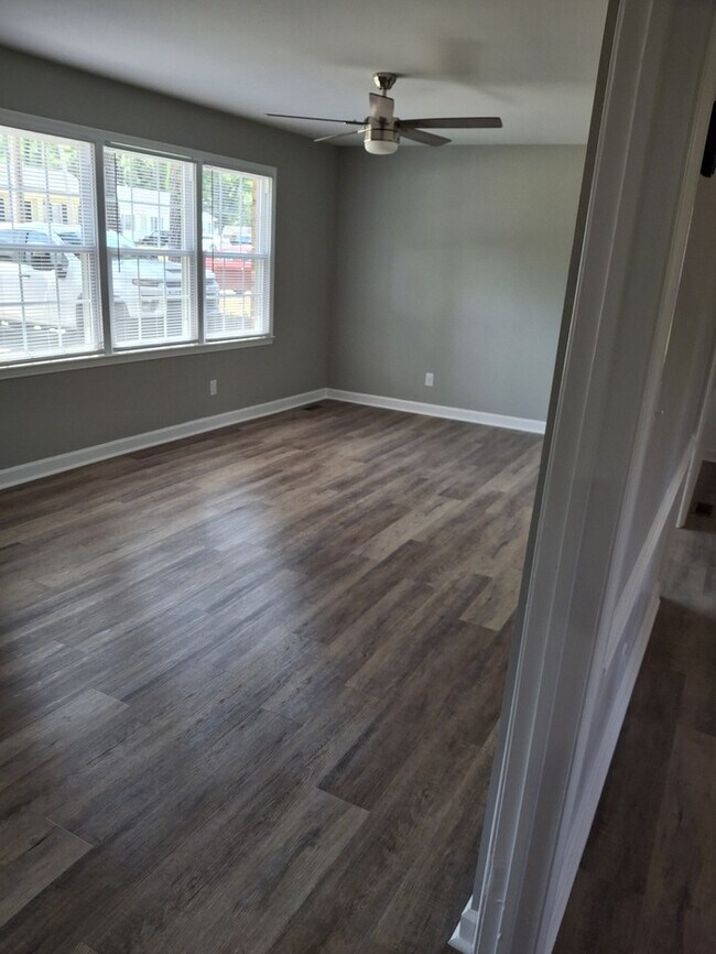 Building Photo - 3 Bedroom 2 Bath