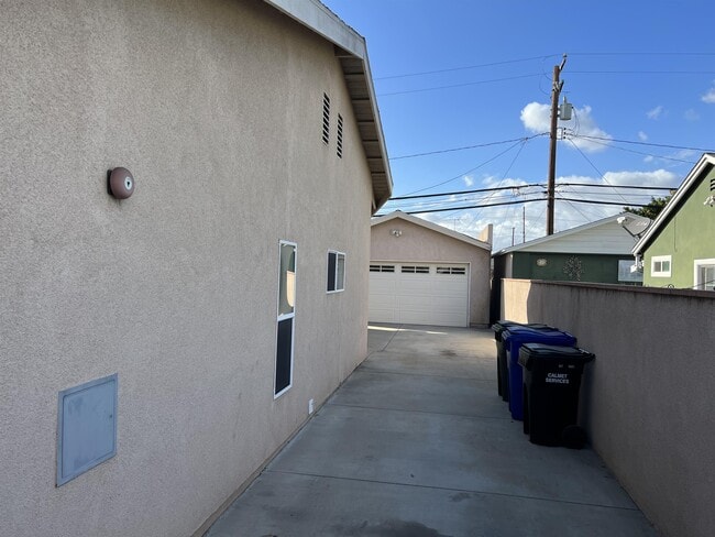 Building Photo - 12641 Dolan Ave