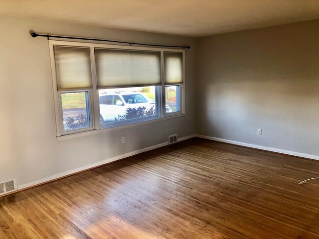 Building Photo - 129 Roselawn Cres