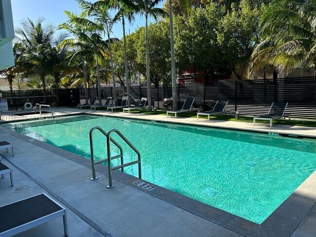 Foto del edificio - 13800 Highland Dr