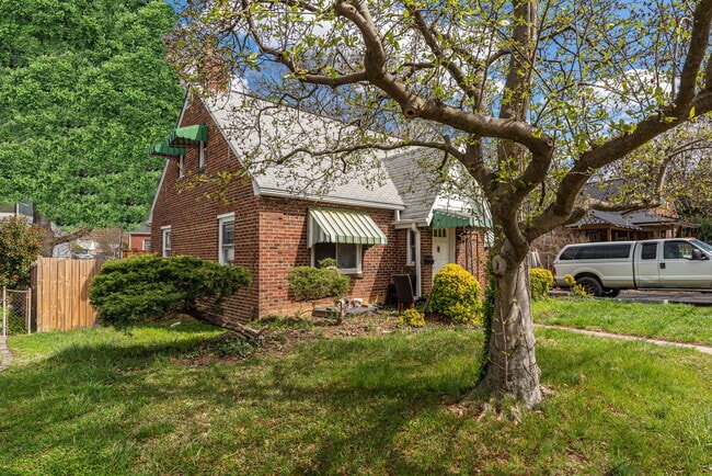 Charming 3-level all brick unfurnished cape! - 715 N George Mason Dr
