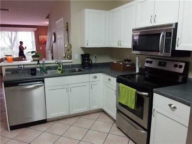 Building Photo - 2151 Madeira Dr