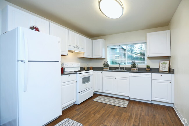 2BR, 2BA - 970 SF - Sunset Park Apartments