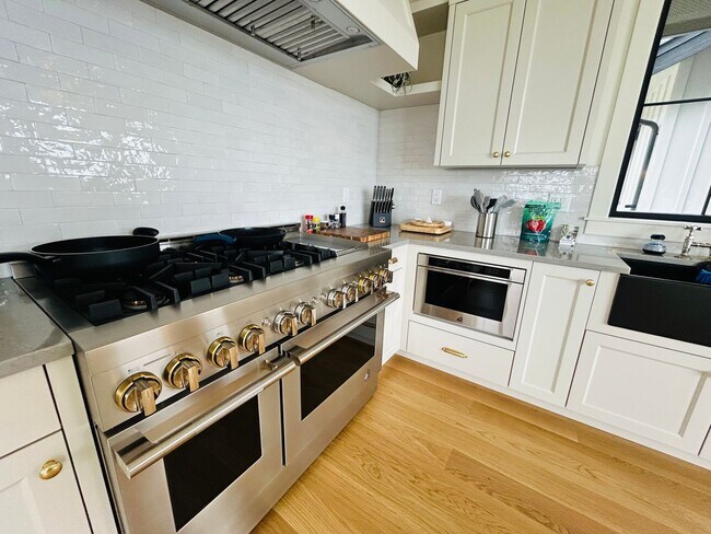 Building Photo - New Townhome on 500 12th st! ~ Furnished O...