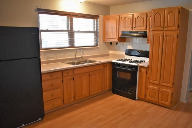 Building Photo - Spacious 3 Bedroom Ranch