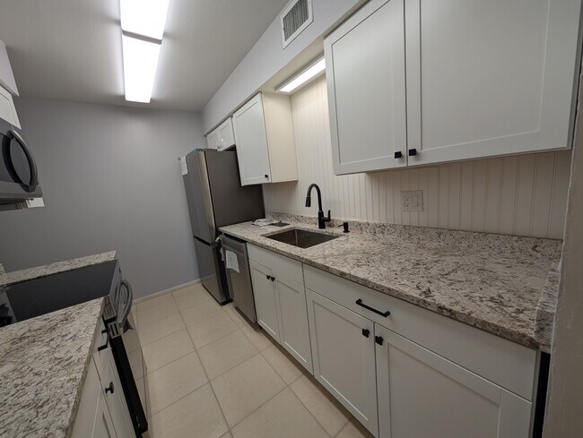 Building Photo - 3463 Bee Ridge Rd
