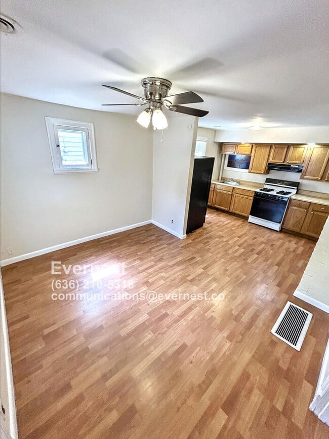 Building Photo - Charming 2-Bedroom Home with Off-Street Pa...