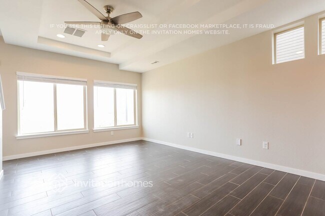 Foto del edificio - 4892 Halifax Ct