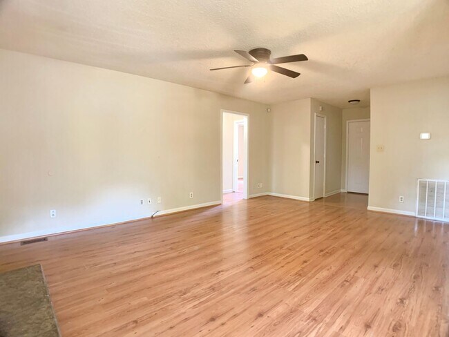Building Photo - 637 Miles Ct