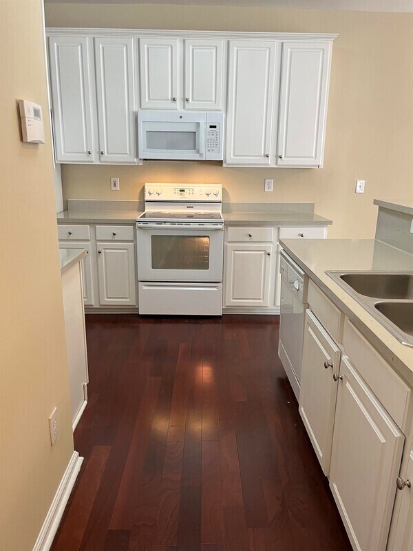 Foto del edificio - 6338 Morningview Ct