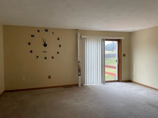 Foto del edificio - 576 Valley Rd