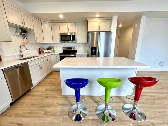 Foto del edificio - Modern 3-Bedroom Condo in Adventurous Daybreak!