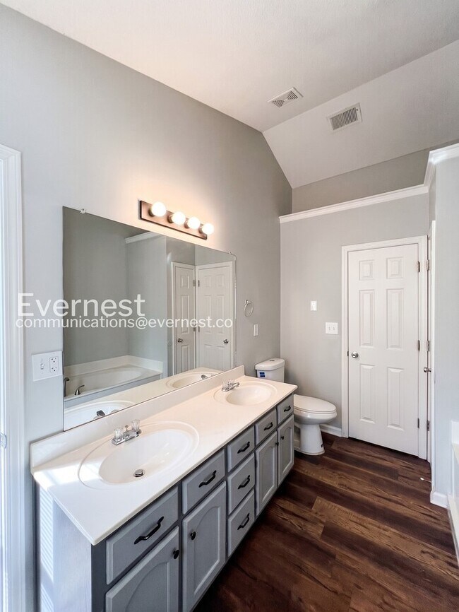 Foto del edificio - 5370 Woodchase Dr